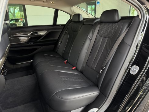 Used 2019 BMW 750i w/ Executive Package image 28
