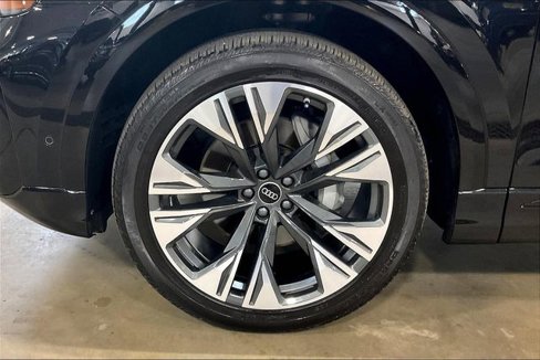 Certified 2025 Audi Q8 Premium image 9