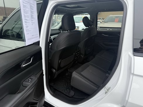 Used 2023 Jeep Grand Cherokee Laredo X image 10