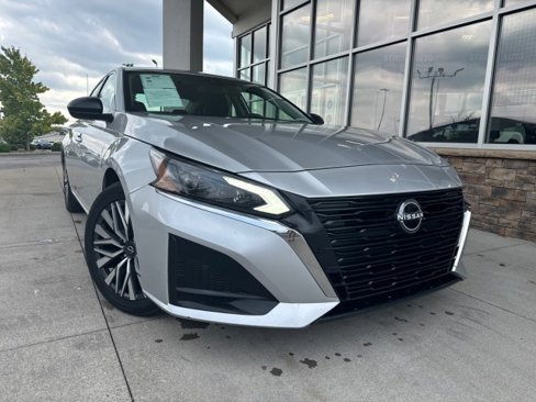 Used 2024 Nissan Altima 2.5 SV image 1