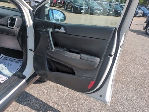 Used 2022 Kia Sportage LX image 17