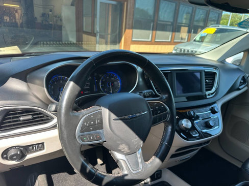 Used 2020 Chrysler Pacifica Touring-L image 10
