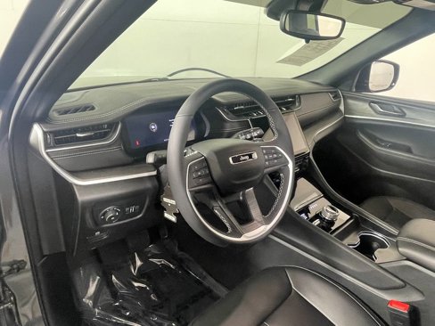 Used 2024 Jeep Grand Cherokee Limited w/ Black Appearance Package image 12