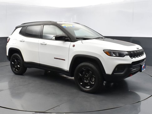 Used 2023 Jeep Compass Trailhawk image 3