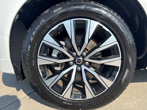 Certified 2025 Volvo XC60 B5 Plus image 9