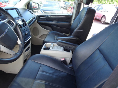 Used 2016 Chrysler Town & Country Touring image 21