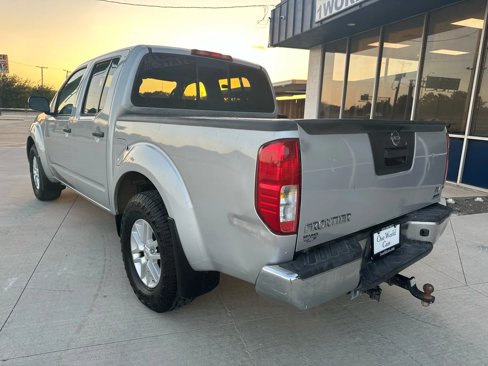 Used 2018 Nissan Frontier SV image 3
