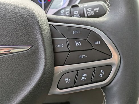 Used 2024 Chrysler Pacifica Touring-L image 25