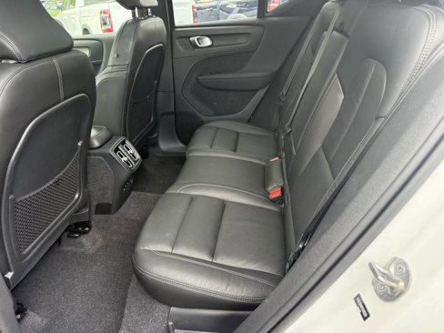 Used 2023 Volvo XC40 B5 Plus image 28