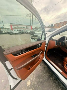 Used 2022 Porsche Cayenne w/ Premium Package image 11