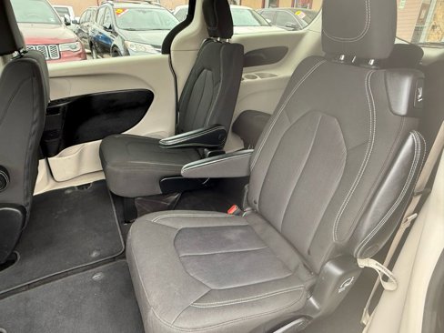 Used 2022 Chrysler Voyager LX image 14