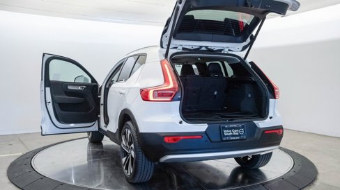Certified 2025 Volvo XC40 B5 Plus w/ Climate Package image 28