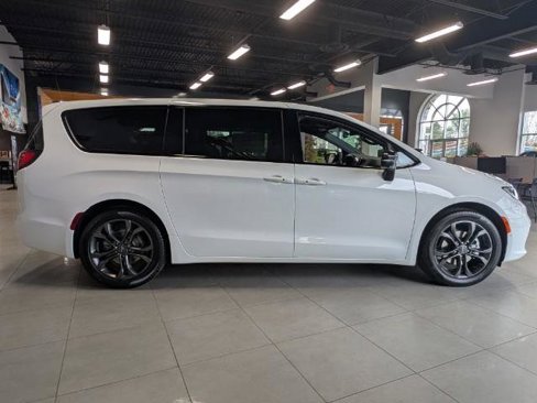 New 2026 Chrysler Pacifica Select image 2