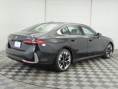 Used 2025 BMW 530i w/ Premium Package image 5