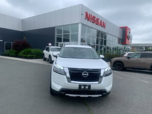 New 2025 Nissan Pathfinder SL image 2
