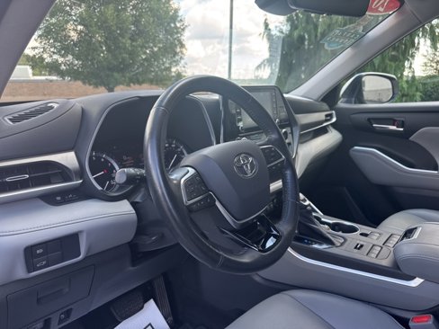 Used 2021 Toyota Highlander XLE image 9