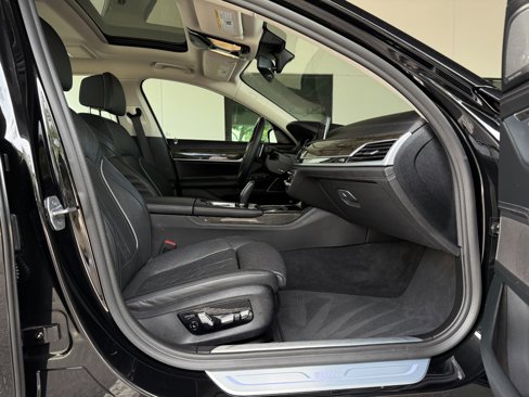 Used 2019 BMW 750i w/ Executive Package image 32