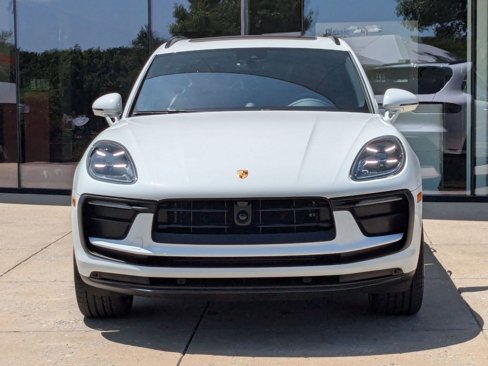 Certified 2025 Porsche Macan image 6