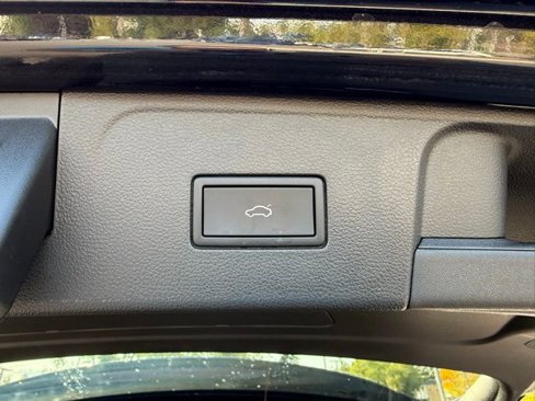 Certified 2025 Volkswagen Atlas SEL Premium R-Line image 31