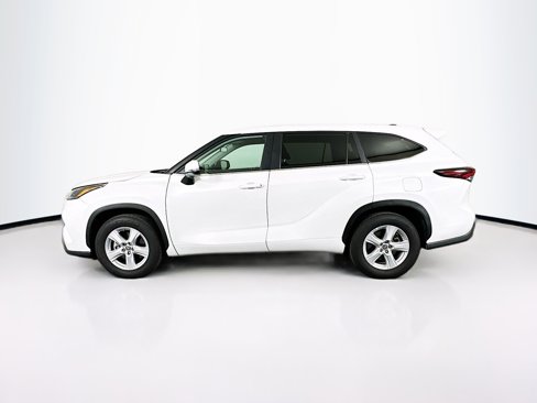 Used 2024 Toyota Highlander LE image 4