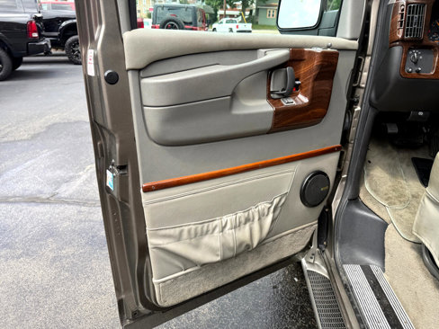 Used 2004 Chevrolet Express 1500 w/ LS Preferred Equipment Group image 13