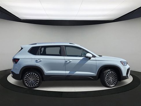 New 2025 Volkswagen Taos SE image 8