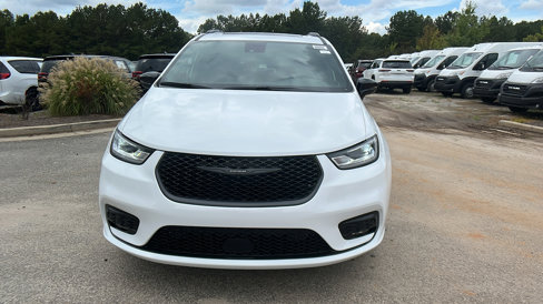 New 2026 Chrysler Pacifica Limited image 3