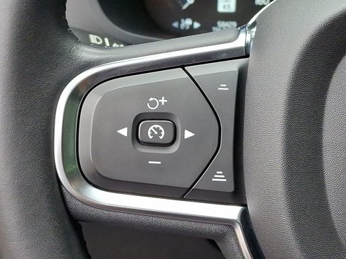 Used 2019 Volvo XC60 T5 Momentum w/ Multimedia Package image 23