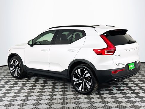 Used 2025 Volvo XC40 B5 Plus image 6
