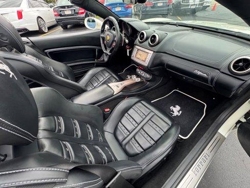 Used 2014 Ferrari California image 17