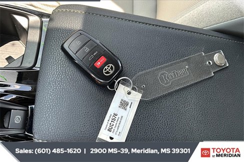 Used 2025 Toyota Camry XLE image 9