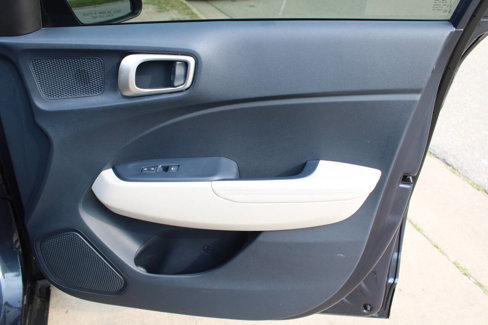 Used 2022 Hyundai Venue Limited image 7