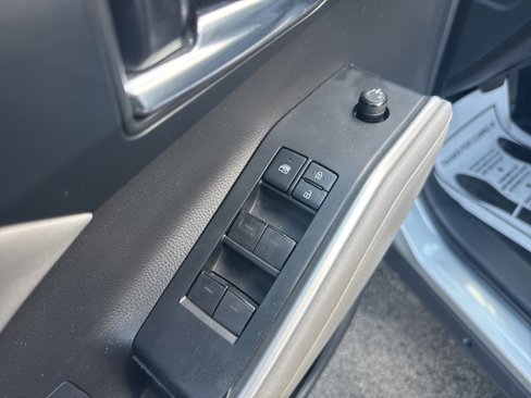 Used 2021 Toyota Highlander XLE image 17