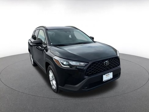 Used 2025 Toyota Corolla Cross LE image 3