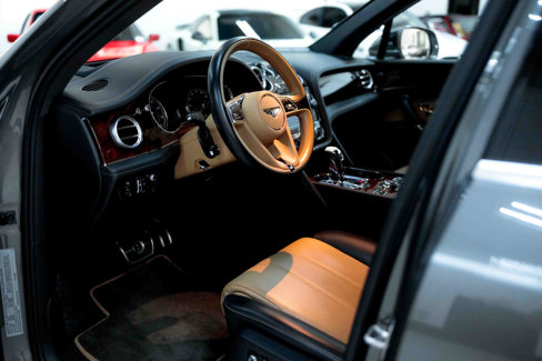 Used 2018 Bentley Bentayga image 2