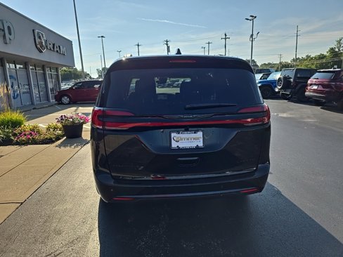 New 2026 Chrysler Pacifica Limited w/ S Appearance Package image 7