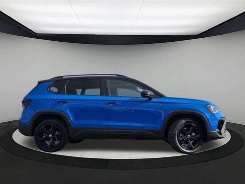New 2025 Volkswagen Taos SE image 8