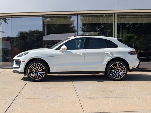 Certified 2025 Porsche Macan image 2