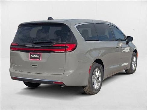 New 2025 Chrysler Pacifica Select image 2