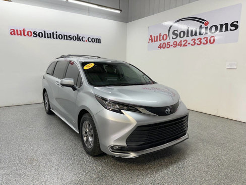 Used 2021 Toyota Sienna XLE image 1