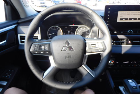 New 2025 Mitsubishi Outlander SE image 15