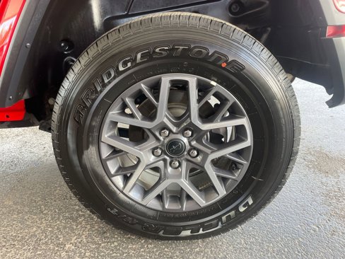 Used 2025 Jeep Wrangler Sahara image 29