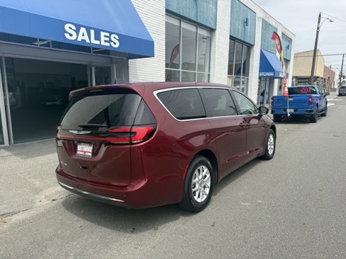 Used 2023 Chrysler Pacifica Touring-L image 5