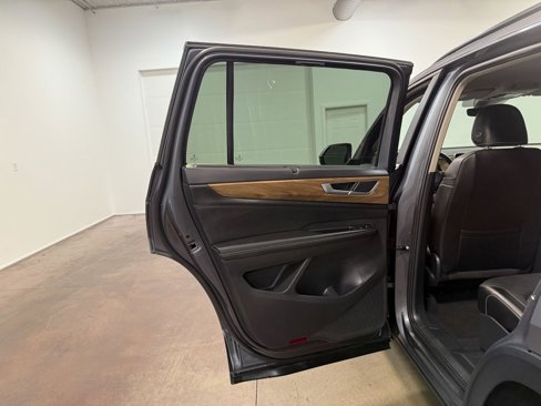 Used 2025 Volkswagen Atlas SE image 46