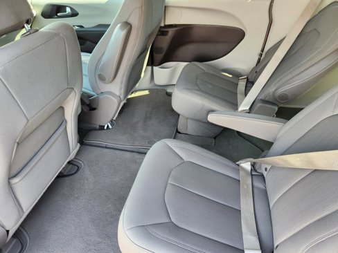 Certified 2021 Chrysler Pacifica Touring w/ Cold Weather Group image 9