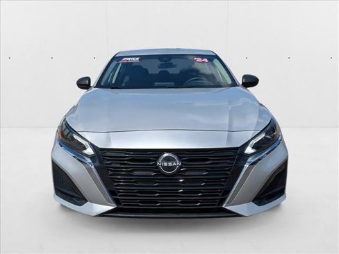 Used 2024 Nissan Altima 2.5 SV image 2