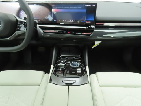 Used 2025 BMW 530i image 14