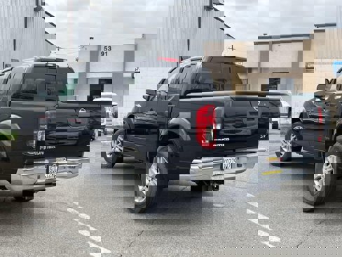 Used 2018 Nissan Frontier SV image 5