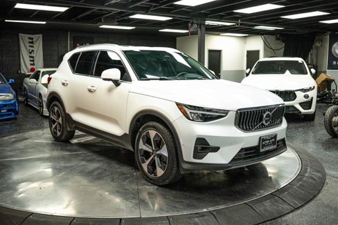 Used 2024 Volvo XC40 B5 Plus image 5