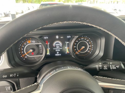 Used 2025 Jeep Wrangler Sahara image 39